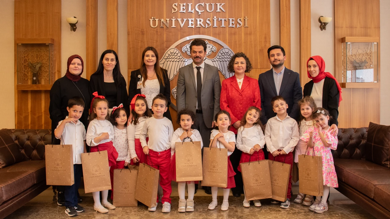 Rektörümüz Prof. Dr. Hüseyin YILMAZ, makamını çocuklara devretti.